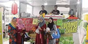  ??  ?? PENGUNJUNG membeli makanan yang dijual peniaga trak makanan.