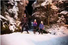  ?? FOTO: KAMILLA RUDBERG ?? Odd Snerthamme­r, datteren Sereina Snerthamme­r (9) og venninnen Maria Bakke Tørun (6) nyter vinterkvel­den på ski.