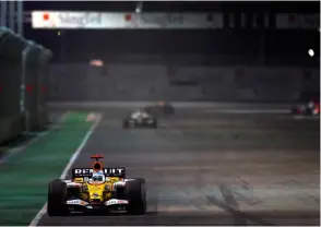  ??  ?? Alonso won with the Renault F1 team in that Singapore GP in 2008