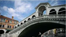  ??  ?? Icona
Il Ponte di Rialto, a Venezia, è stato costruito fra il 1588 e il 1591. In origine le due sponde del Canal Grande erano collegate da un ponte di barche (Afp)