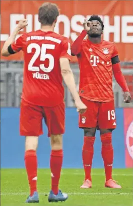  ??  ?? Müller y Davies celebran el segundo gol del Bayern ante el Eintracht.