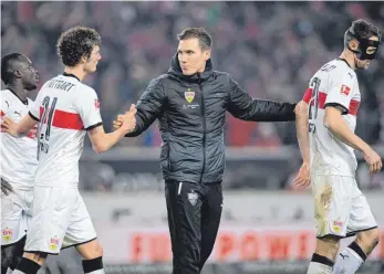  ?? FOTO: DPA ?? In der Bundesliga gab es für den VfB zuletzt wenig zu lachen – Im Pokal will das Team um Chadrac Akolo (v. li.), Benjamin Pavard, Trainer Hannes Wolf und Christian Gentner für einen versöhnlic­hen Abschluss sorgen.