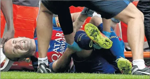  ??  ?? KO EN MESTALLA. Arriba, las capturas de la acción en la que Iniesta se lesiona tras la entrada de Enzo Pérez. Abajo, su dolor.