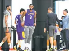  ??  ?? Anthony Davis y Lebron James en el primer entrenamie­nto de los Lakers desde la muerte de Kobe Bryant.