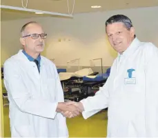  ?? FOTO: MERGENTHAL­ER ?? Die Unfallchir­urgie im Ellwanger Krankenhau­s hat wieder einen leitenden Arzt: Dr. Darko Kirincic (links) war schon vor einigen Jahren in Ellwangen und ist jetzt zurückgeko­mmen. Den neuen Kollegen begrüßt hat Prfoessor Rainer Isenmann.