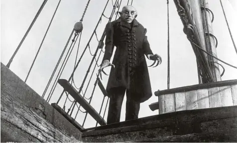  ??  ?? Standbild aus einer Ikone der deutschen Filmgeschi­chte: „Nosferatu: Symphonie des Grauens“.