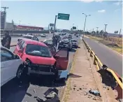  ??  ?? Por esquivar auto que se le atravesó se impactó contra muro