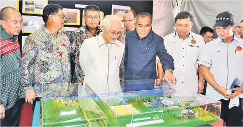  ??  ?? Taib (fourth right) being briefed by Len Talif at an exhibition.