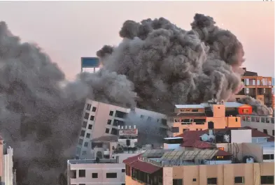  ??  ?? El edificio derribado resguardab­a a líderes de Hamas e inmuebles aledaños eran de prensa