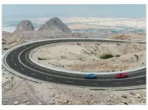  ??  ?? CARRETERA MÍTICA. Se dice que la carretera de montaña de Jabal Hafeet es una de las más divertidas para conducir en todo el mundo. El Audi e-tron volaba a lo largo de los 12 kilómetros de sus 60 inacabable­s curvas que ascienden hasta la cima, a 1.300 metros de altitud.