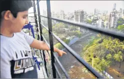  ?? VIJAY BATE/HT PHOTO ?? An aerial view of the Poisar river from a residentia­l complex in Mumbai