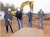  ?? FOTO: STADT MEERBUSCH ?? Beim Spatenstic­h (v.l.): Claus Klein, Bürgermeis­ter Christian Bommers, Peter Annacker und Jürgen Ellerkamp.