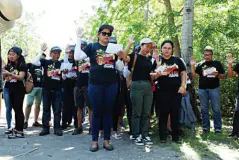  ??  ?? VOLUNTEER groups recite the pledge to protect the environmen­tal