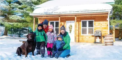  ??  ?? From left, Ronnie, Tetsu, Nika, Akila and Yuko Yung with the house dog at one of Domaine Yamaska’s cosy chalets in Bromont.