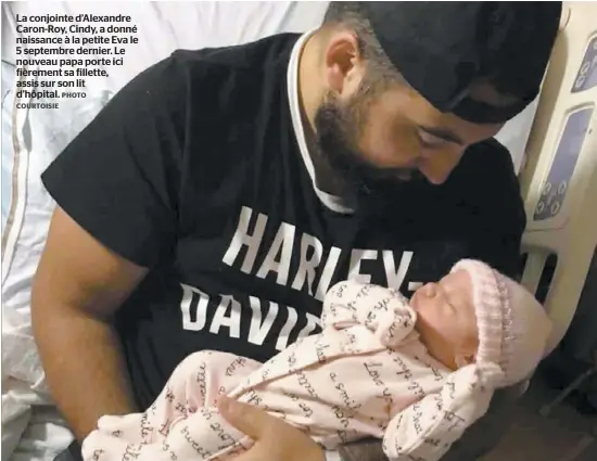  ?? COURTOISIE PHOTO ?? La conjointe d’Alexandre Caron-Roy, Cindy, a donné naissance à la petite Eva le 5 septembre dernier. Le nouveau papa porte ici fièrement sa fillette, assis sur son lit d’hôpital.