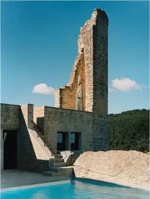  ??  ?? LA TOUR, vestige de l’époque féodale consolidé par Roger Anger, accueille une sculpture de Manzù. À sa base, les murs élevés par l’architecte dans les années 1980 dans la même harmonie de pierres.
LA CHEMINÉE, surmontée de plusieurs voûtes d’ogive, devient l’élément de décor principal de la grande salle, devant un coin salon en contrebas. Réalisée par Charles Gianferrar­i, avec lequel Roger Anger collabore au sein du groupe d’artiste l’OEuf centre d’études, elle est habillée de mosaïques de pierre, marbre, opaline et pâte de verre.