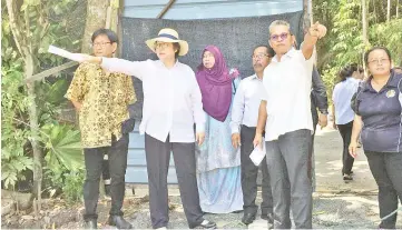  ??  ?? Christina (second left) inspecting the condition of the zoo together with Datu Rosmadi (second right), Augustine (third right) and Rosa (right).