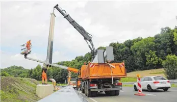  ?? FOTO: DANIEL HÄFELE ?? Arbeiter haben am Freitag die Brücken für die Beschilder­ung des neuen U-Turns montiert.