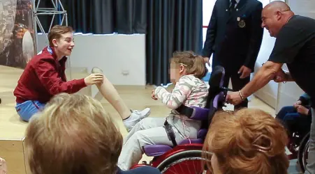 Bebe Vio Si Sfila La Gamba E La Mostra A Una Bambina Vedi Io Cammino Cosi Pressreader