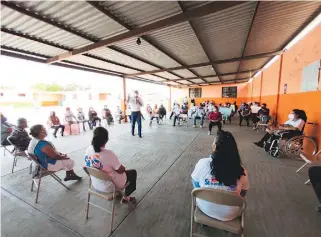  ?? FOTO/JOSÉ ALMANZA ?? Isaac Piña Valdivia se reunió con habitantes de comunidade­s del norte del municipio.