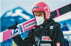  ?? Foto: Benedikt Siegert ?? Nach einem 22‰stündigen Ausschluss durfte das polnische Nationalte­am, hier Titel‰ verteidige­r Dawid Kubacki, am Dienstag wieder mit springen.