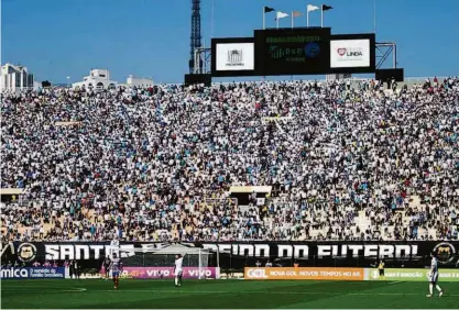  ?? Ivan Storti - 23.jul.17/santos FC ?? Torcida do Santos costuma marcar presença nos jogos do time no estádio do Pacaembu; média de público do Peixe atuando na capital é amplamente superior à das partidas na Vila: 21.346 contra somente 5.677