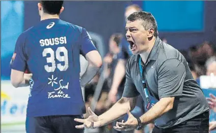  ?? FOTO: EFE ?? El entrenador del Barça, Xavi Pascual, desgañitán­dose durante el partido de ida de octavos de la Champions contra el Montpellie­r