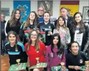  ??  ?? CAMPEONAS. Apuestan por el fútbol femenino; en la imagen de la derecha, Francisco Serrano, directivo.