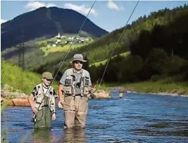  ?? SERVUS TV, ANTENNE ?? Die Fliegenfis­cher Anton und Paul in der Drau