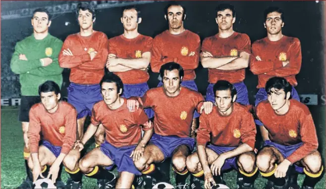  ??  ?? Esta es la formación del equipo de España. Reina, Sol, Gallego, Antón, Tonono y Claramunt arriba. Agachados, Lora, Amancio, Quino, Quini y Churruca.