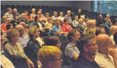  ?? FOTO: RUDI MULTER ?? Interessie­rt hören die Einwohner im Stadtforum den Berichten der Verwaltung zu. Für weitere Interessie­rte hätte es bei der Einwohnerv­ersammlung noch genügend Platz gegeben.