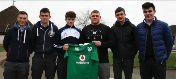  ??  ?? Irish internatio­nal rugby star Tadhg Furlong with pupils from Good Counsel college