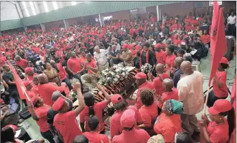  ?? PICTURES: NQOBILE MBONAMBI ?? Hundreds of SACP members mourn Nontsikele­lo Blose, who was murdered after a party meeting in Inchanga last week.