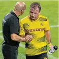  ??  ?? Wechsel nach 60 Minuten: Mario Götze (r.) und Peter Bosz