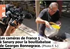  ?? (Photo F. S.) ?? Les caméras de France 5 à Sanary pour la bouillabai­sse de Georges Bonnegrace.