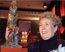  ?? CP FILE PHOTO ?? Bonnie Burnard accepts the Giller Prize in 1999 for “A Good House.”