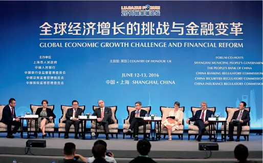  ??  ?? Le 12 juin 2016, le Forum de Lujiazui s’est tenu à Shanghai. Les participan­ts chinois et étrangers ont discuté de divers sujets autour du thème « Les défis de la croissance économique mondiale et la réforme financière », dont la réforme du côté de...