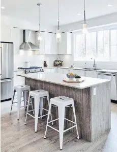  ??  ?? Kitchens at Kanaka Hill will feature polished quartz countertop­s and subway tile backsplash­es, and most come with a large island.