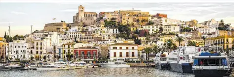  ??  ?? Die Altstadt Ibiza mit dem Hafen – ein Idyll in den Wintermona­ten, wenn es ruhiger auf der Balearenin­sel wird (unten)