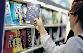  ??  ?? Amazon besetzt im Buchmarkt 20 Prozent. Die Einzelhänd­ler wissen ihre Position aber zunehmend zu verteidige­n.