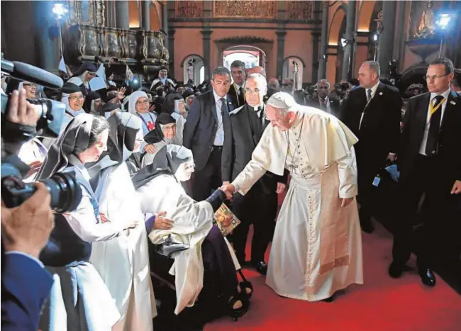  ?? AFP ?? El Papa bendice a las carmelitas descalzas del santuario del Señor de los Milagros de Lima