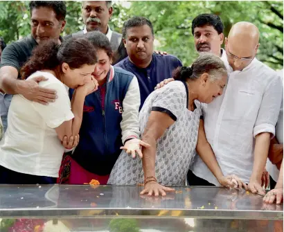  ?? PTI ?? Gauri Lankesh’s mother Indira, brother Indrajit and sister Kavitha Lankesh (left) grieve near her mortal remains in Bengaluru. —