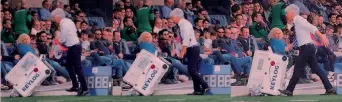  ??  ?? Qui sopra, l’ira di Gian Piero Gasperini, 60 anni, dopo il gol di Lorenzo Tonelli, 28 (in alto) ANSA/BOZZANI