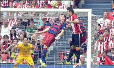  ?? VINCENT WEST/REUTERS ?? PERTAMA: Thomas Vermaelen (tengah) menyongson­g bola jelang mencetak gol ke gawang Malaga. Golnya menyelamat­kan Barcelona.
The Independen­t, deal