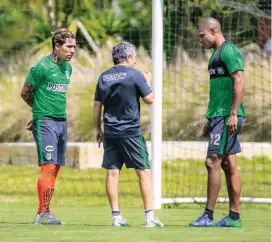  ?? FOTO JUAN A. SÁNCHEZ ?? En la imagen, Dayro Moreno y Alexis Henríquez, hombres de confianza de Lillo, dialogan con el técnico.