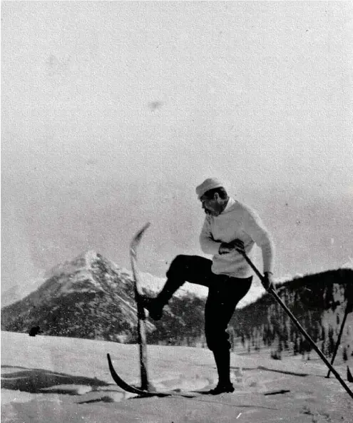  ?? (FONDS ACD) ?? RENCONTRE Sir Arthur Conan Doyle s’essayant au ski à Davos vers 1882. Le créateur de Sherlock Holmes s’est beaucoup inspiré de ses propres pérégrinat­ions pour raconter les aventures du mythique détective britanniqu­e, comme l’explique Anne Martinetti, spécialist­e de son oeuvre.