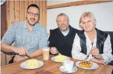  ?? FOTO: WINKLER ?? Alexander Hagspiel von der Postbrauer­ei Weiler wünscht Hubert und Monika Stötzel (von links) alles Gute für ihr neues Geschäft.