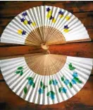  ??  ?? Paper fan decorating in Oeam Folk Village