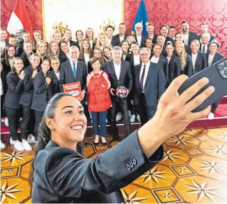  ?? GEPA PICTURES/ MATIC KLANSEK ?? Selfie: Torfrau Zinsberger und ihr Teamfoto mit Van der Bellen, Ehefrau Schmidauer, Sportminis­ter Kogler, ÖFB-Boss Milletich