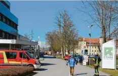  ?? Foto: Wilhelm Schmid ?? Nachdem bei dem Illertisse­r Chemiebetr­ieb R  Pharm ein säurehalti­ges Reinigungs   mittel ausgelaufe­n ist, waren rund 60 Feuerwehrl­eute mit schwerem Gerät im Ein   satz.